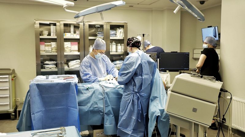 RSU topošajiem mediķiem izveido simulācijas tehnoloģijām aprīkotu operāciju bloku