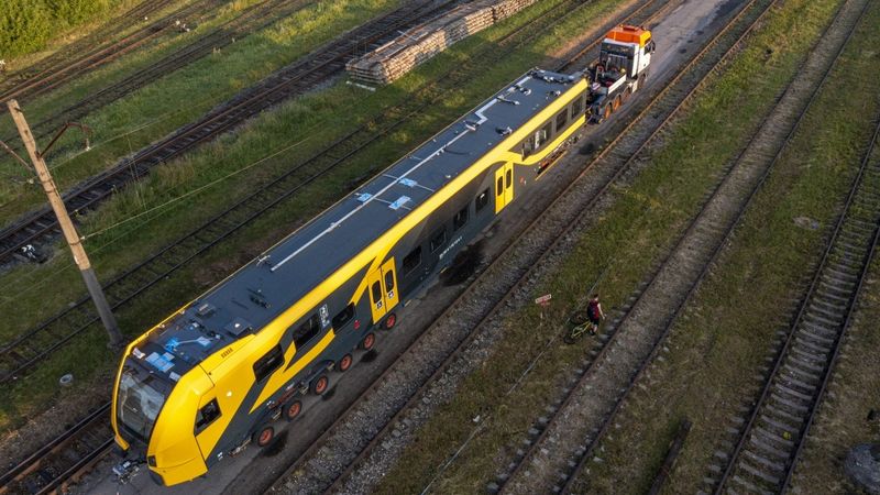 Latvijā nogādāts viss pirmā jaunā elektrovilciena sastāvs