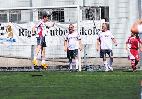 Saeimas deputāti futbola mačā piekāpjas sieviešu futbola izlasei