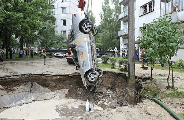 Rīgas ūdens atsakās maksāt par asfaltā ielūzušo auto