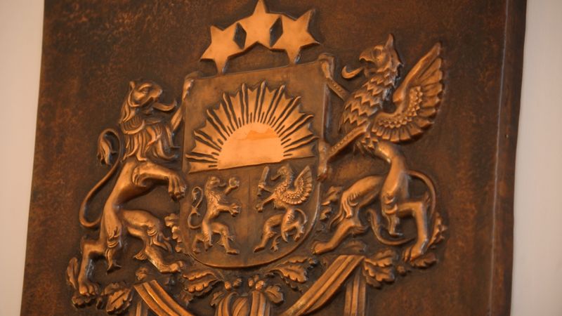 Līdz 2015. gadam valsts iestādēm līdzšinējo logo jānomaina pret Latvijas ģerboni