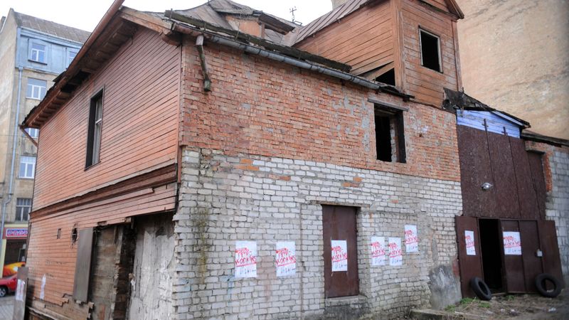 Pasaulslavens krievu mākslinieks atklājis izstādi Maskavas ielas graustā