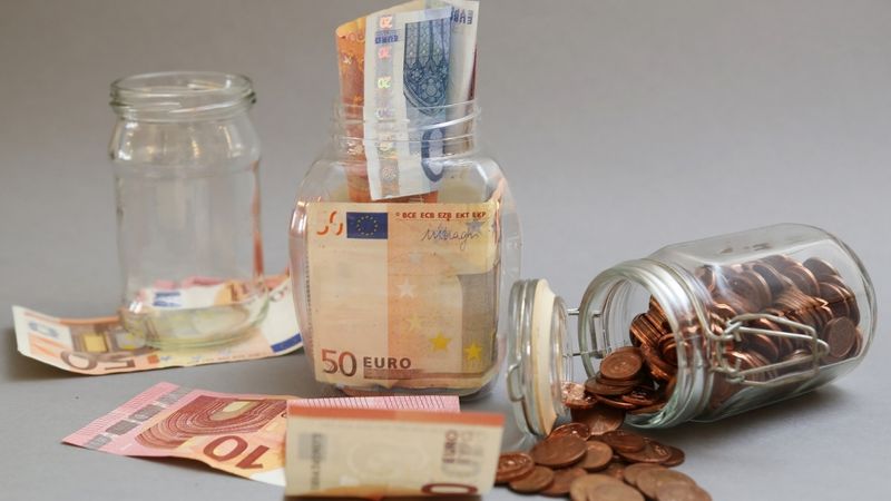 Maijā valsts atbalstu varētu apturēt 54 nozarēm