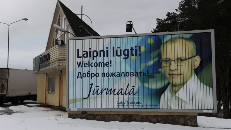 Trukšņa plakātam pirms iebraukšanas Jūrmalā «neesot nekāda sakara ar vēlēšanām»