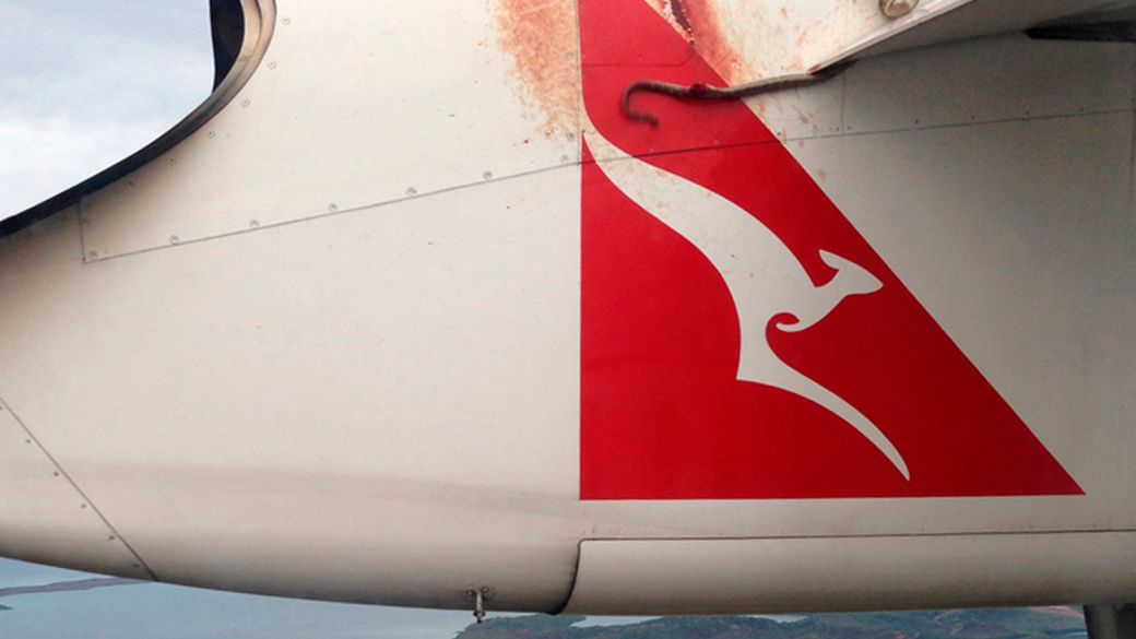 Pitons dodas ceļojumā uz Qantas lidmašīnas spārna