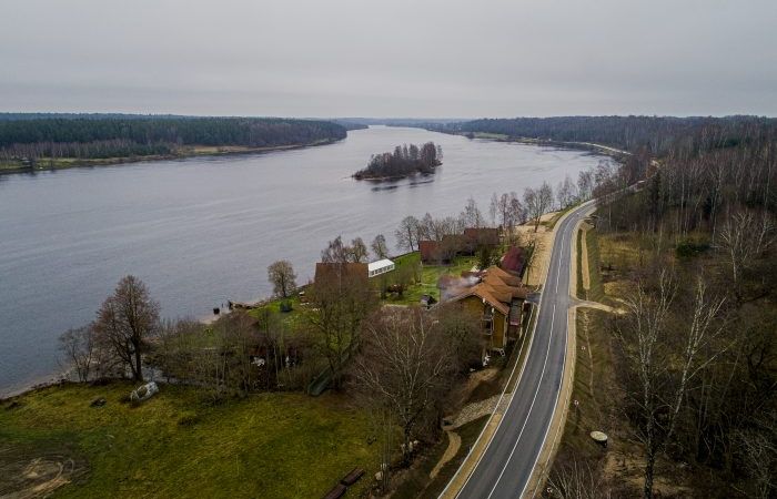 FOTO: Par 3,5 miljoniem eiro pārbūvēts autoceļa posms pie Jaunjelgavas
