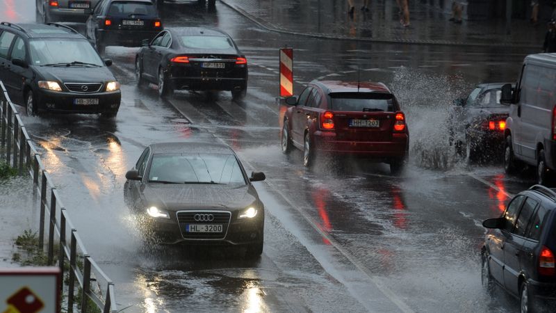 Lietus vietumis aizskalojis kanalizācijas aku vākus