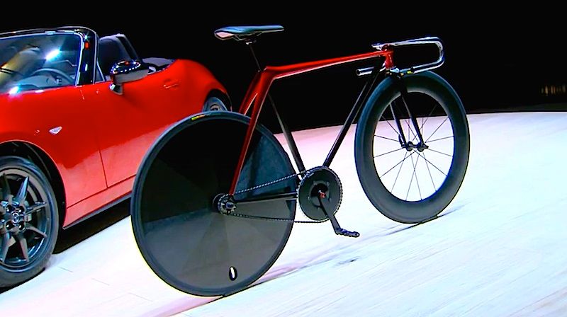 Mazda Milānas dizaina nedēļai rada īpašas formas velosipēdu un dīvānu
