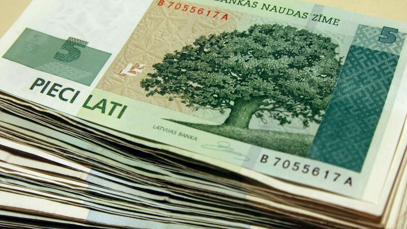 Konstatē, ka piecu latu naudas zīmes nav vienādas