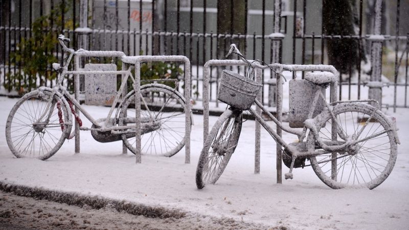 Rīgā gaidāms pirmais sniegs, ielu uzturētāji nodrošinās ziemas dežūras