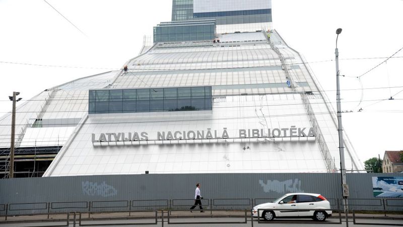 Nacionālajai bibliotēkai ļauj par 3,5 miljoniem latu iepirkt mēbeles un virtuves iekārtas