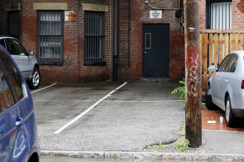 Divas autostāvvietas Bostonā izsola par pusmiljonu