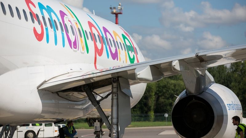 Pēc aviokompānijas parāda samaksas Viļņas lidostai atcelts arests Small Planet Airlines lidmašīnai