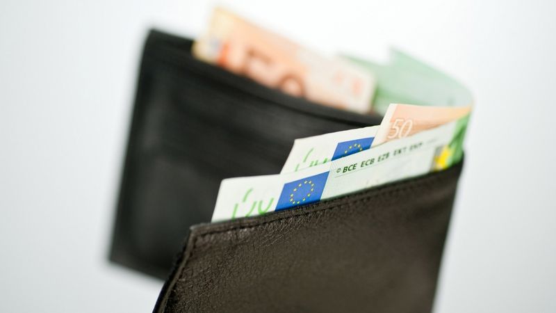 Minimālās algas pacelšana izdevīga politiķiem