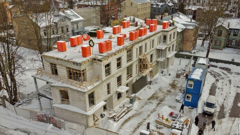Noslēdzošai būvei Melnsila kvartālā atzīmēti spāru svētki