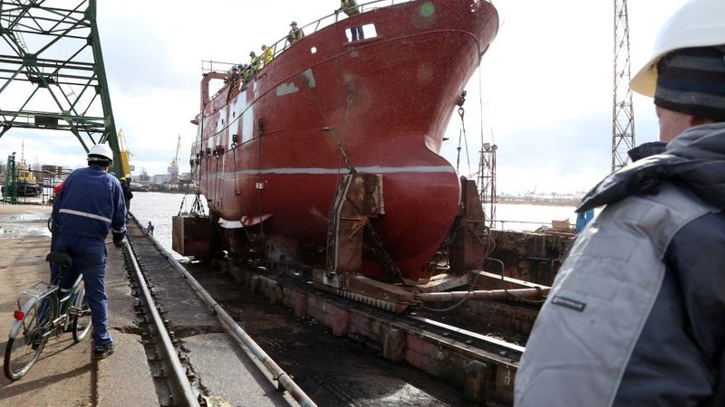 Rīgas kuģu būvētava nolaiž ūdenī jauna kuģa korpusu
