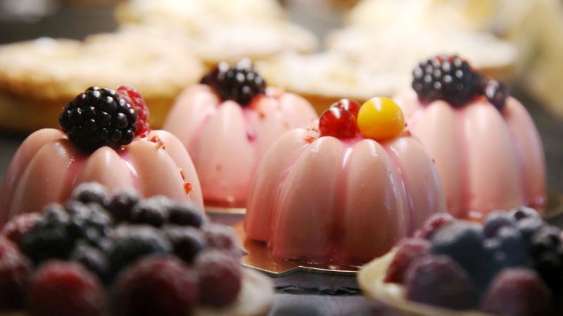 FOTO: Jaunatvērto Café Gourmand īpašnieks no Mārtiņa Beķerejas nebaidās