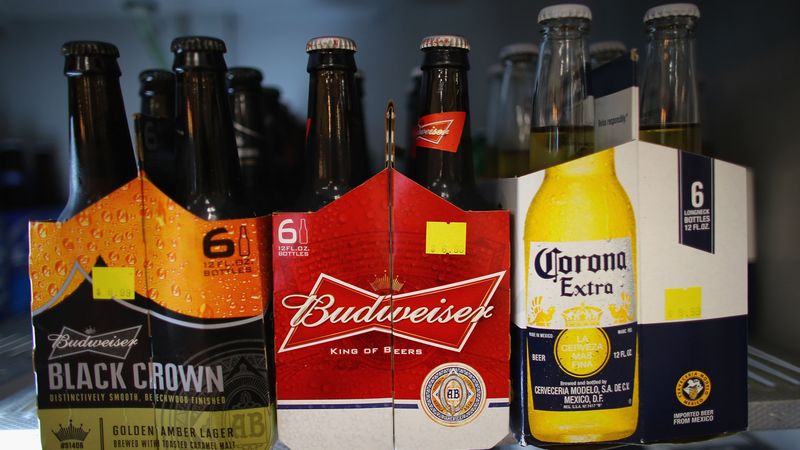 Bijušie darbinieki Budweiser ražotāju apsūdz alus atšķaidīšanā