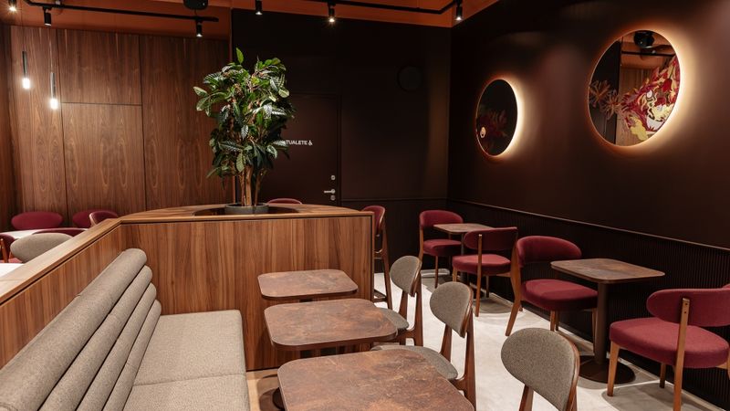 Pirmo jauna dizaina Costa Coffee kafejnīcu atver Rīgā