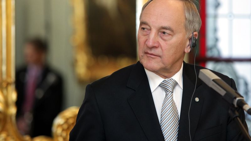Prezidents: neticu, ka lats var pastāvēt brīvajā peldējumā