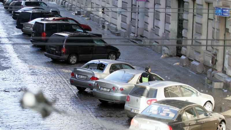 Arhitekts: atstāt automašīnu zem dzīvokļa logiem pilsētas centrā ir izlepis dzīvesveids