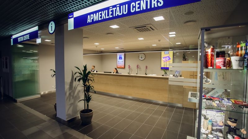 Lidostā Rīga atklāts atvērtā koncepta apmeklētāju centrs