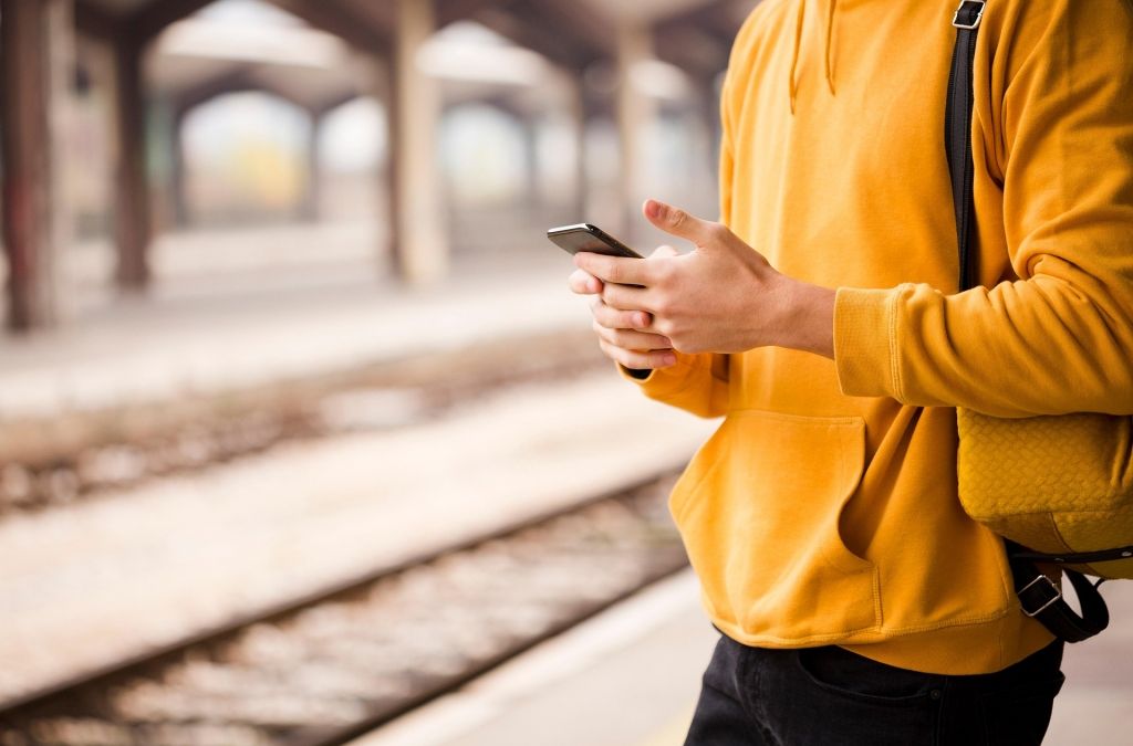 Tele2 un LMT nodrošinās bezmaksas zvanus un īsziņas klientiem krīzes skartajās Tuvo Austrumu valstīs