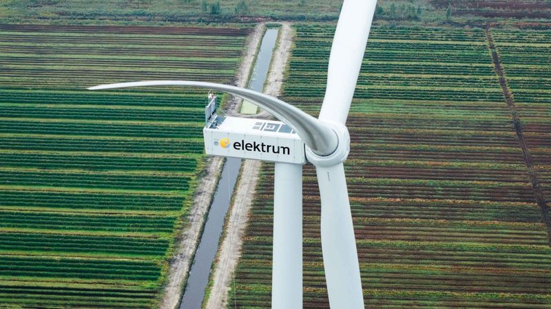 FOTO: Laflora Energy vēja parkā samontēta pirmā Latvijā lielākā vēja turbīna