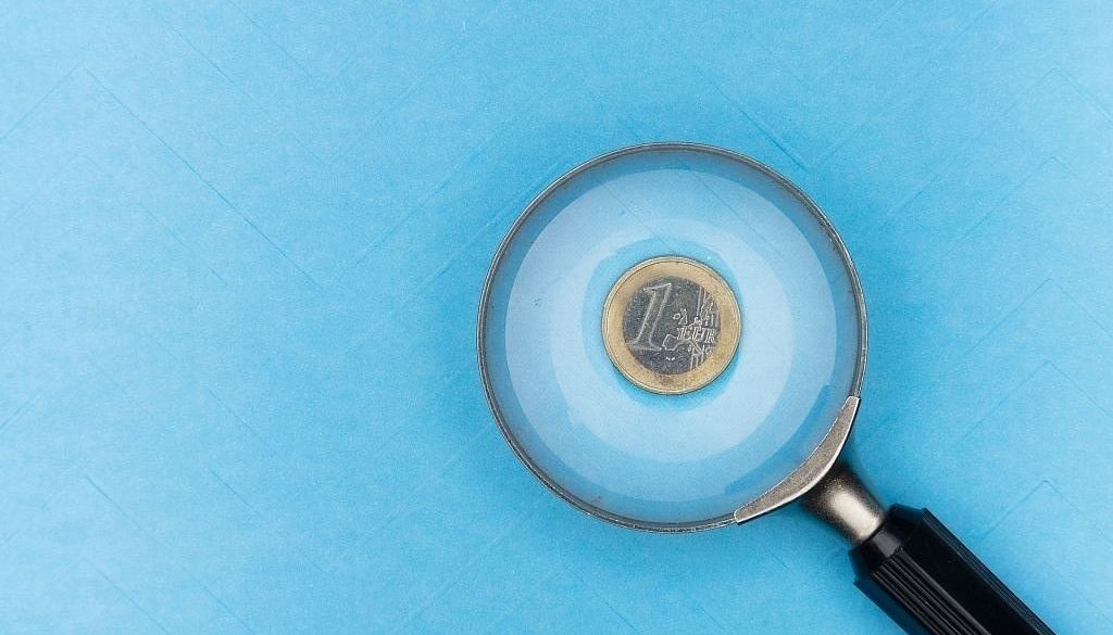 Organizētu grupu tur aizdomās par naudas atmazgāšanu aptuveni pusmiljarda eiro apmērā