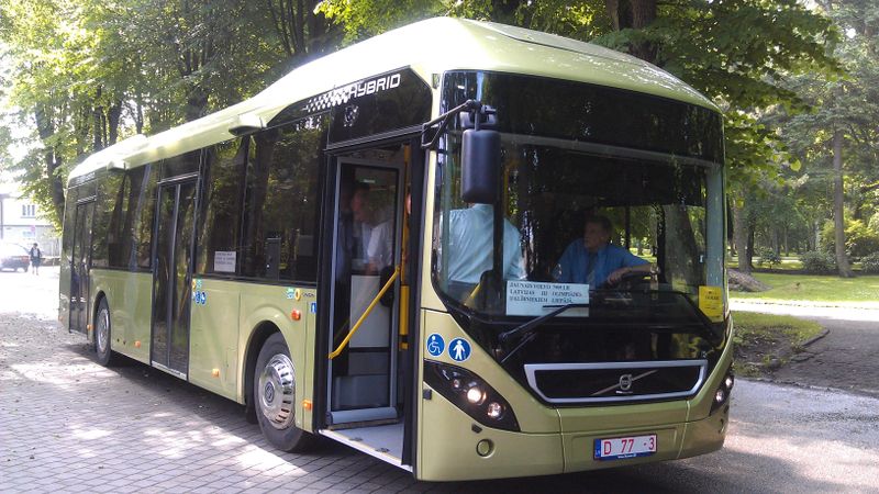 Hibrīdautobusi sabiedriskajā transportā prasītu papildu dotāciju