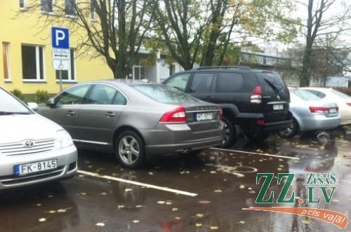 Jelgavas mēram draud 40 latu sods par auto novietošanu invalīdu stāvvietā