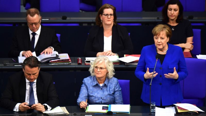 Merkele atbalsta Brexit atlikšanu uz ilgāku laiku, nekā to lūgusi Londona