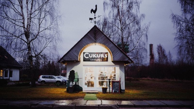 FOTO: Bijusī autosportiste Ropažos izveido veikalu Cukurs