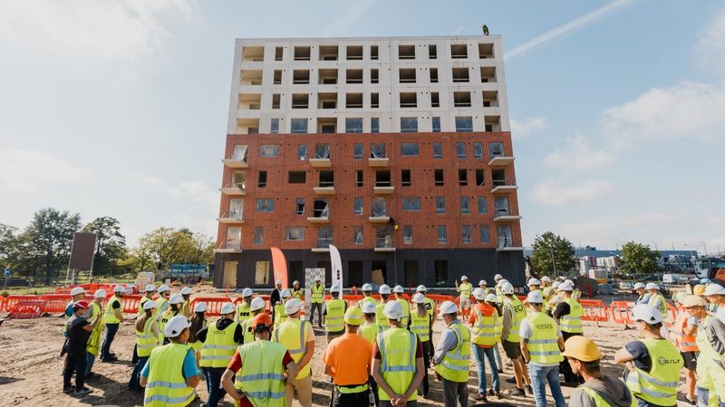 Mājokļu projektā Lucavsala atzīmēti spāru svētki