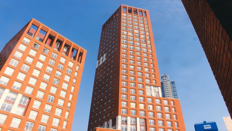 FOTO: Skonto Plan uzcēlis augstāko ķieģeļu dzīvojamo māju Lielbritānijā