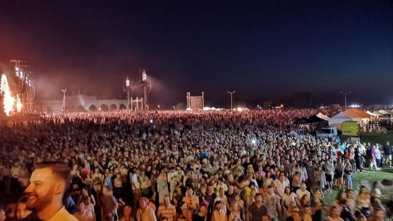 FOTO: Cilvēku pūļi plūst uz Prāta Vētras koncertturnejas pirmo koncertu Jelgavā