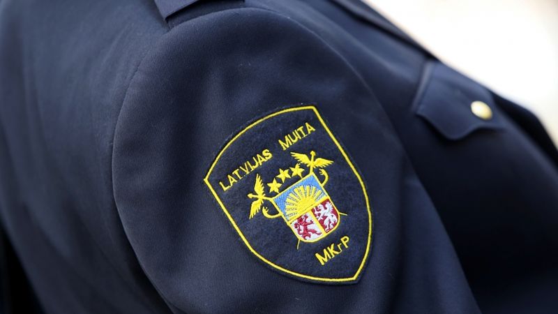 Par kontrabandas atbalstīšanu aizturēti trīs muitas darbinieki
