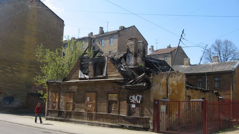 Piespiedu kārtā nojauks graustus Dzegužu un Krāsotāju ielās