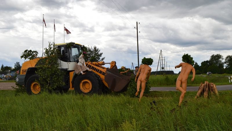 FOTO: Trimen Tractors dekorācijas Liepāja-Rīga šosejas malā liek pasmaidīt