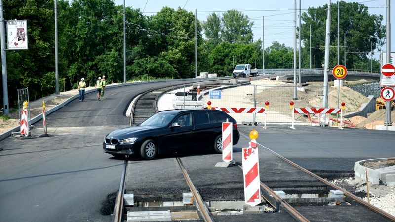 Tramvaju satiksmei atklās Brasas tiltu