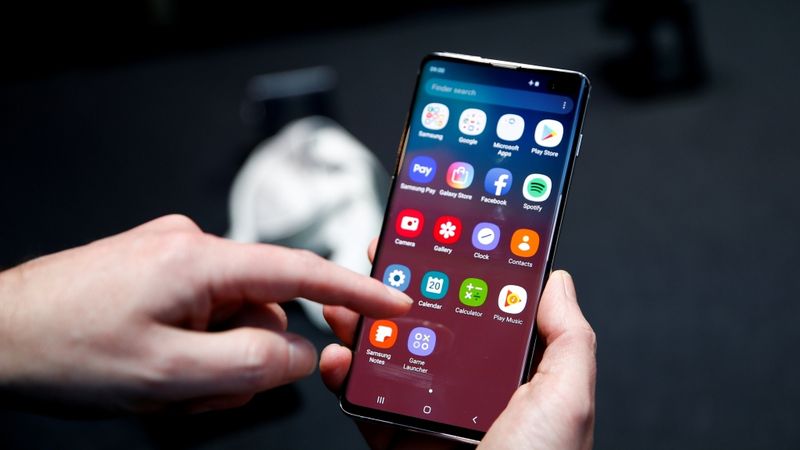Samsung Galaxy S10 tālruni var atbloķēt ar jebkuru pirksta nospiedumu