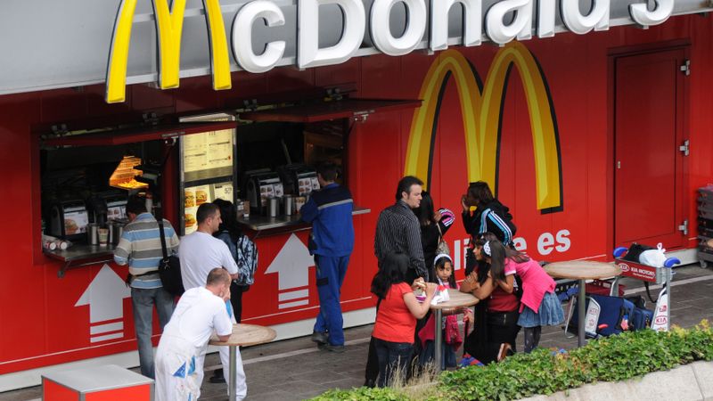 McDonald’s Latvijā plāno ieviest pašapkalpošanās ēdienu pasūtīšanas un norēķinu kioskus