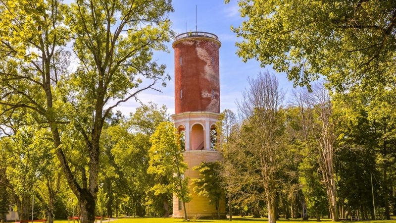 FOTO: Par miljonu eiro uzsāk Ķemeru ūdenstorņa pārbūvi