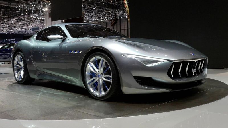 Maserati piesaka trīs jaunus modeļus