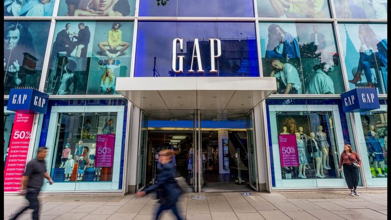 Gap slēgs visus veikalus Lielbritānijā un Īrijā