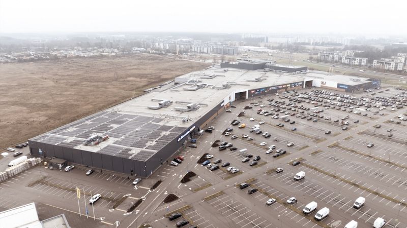 Tirdzniecības centrs Sāga uzstādījis saules paneļus