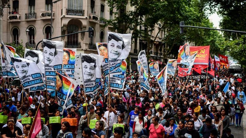 FOTO: Tūkstošiem cilvēku Argentīnā protestē pret taupību