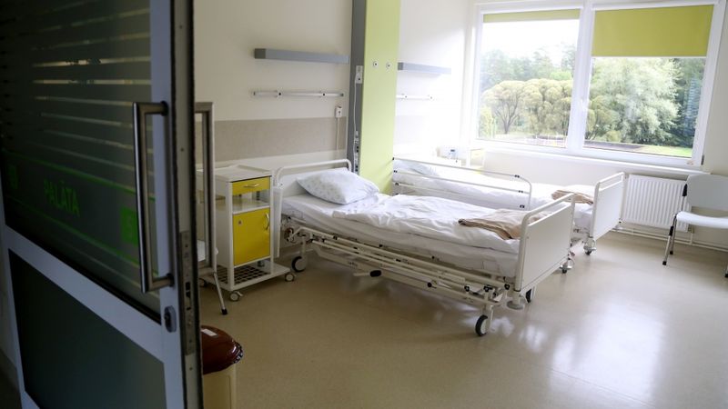 Gatavojoties Covid-19 pieaugumam, ierobežos dienas stacionāru darbu