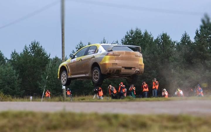 Rallijā Kurzeme piedalījušās gandrīz simts ekipāžas