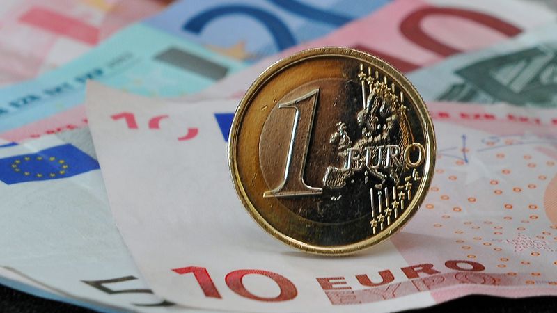 AFP: Latvija - zeme, kas joprojām iemīlējusies eiro
